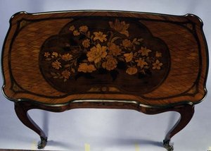 Ladys writing table with sliding top, stamped with the Versailles brand-mark, attr. to J.F.Oeben